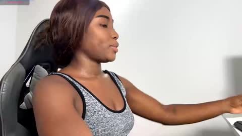 Snapshot of sara_muscle chatting on December 2024 11:30:01 PM Sara online show from December 2024 11:30:01 PM