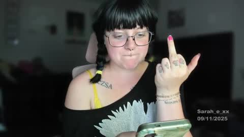 Snapshot of sarah_e_xx chatting on September 2025 02:33:02 AM Sarah online show from September 2025 02:33:02 AM