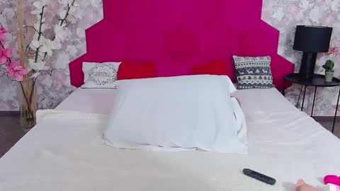 Snapshot of saraheshley chatting on December 2024 06:48:01 PM SarahEshley online show from December 2024 06:48:01 PM