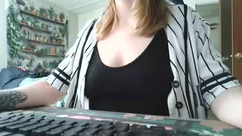 Snapshot of sarahpmummy chatting on May 2026 06:59:01 PM Sarah online show from May 2026 06:59:01 PM