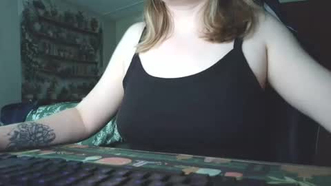 Snapshot of sarahpmummy chatting on May 2026 08:25:02 PM Sarah online show from May 2026 08:25:02 PM