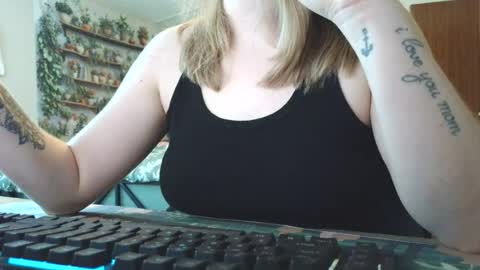 Snapshot of sarahpmummy chatting on June 2026 10:41:02 PM Sarah online show from June 2026 10:41:02 PM