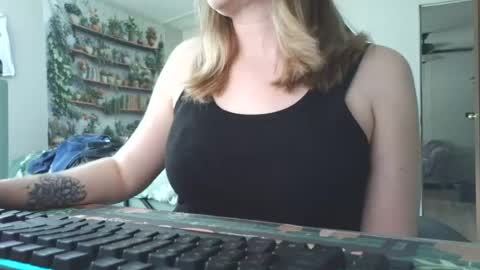 Snapshot of sarahpmummy chatting on June 2026 09:35:02 PM Sarah online show from June 2026 09:35:02 PM