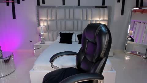 Sarah Rhodes online show from March 2026 11:13:01 AM