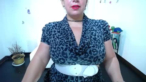 Saraloves online show from December 2024 06:57:02 PM