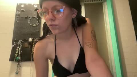 Snapshot of saraluvsu8 chatting on October 2025 03:33:02 PM Sara 3 online show from October 2025 03:33:02 PM