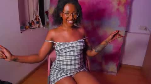 saturno_vibes online show from November 2025 09:53:02 AM