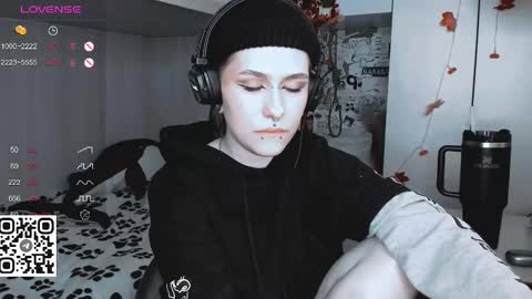 pronoun she. name Mary. age 21. online show from March 2025 11:16:01 AM