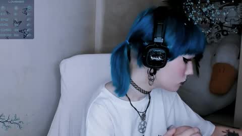 pronoun she. name Mary. age 21. online show from November 2025 11:55:02 AM