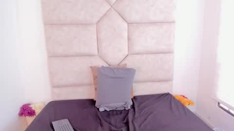 scaarlett_22 online show from October 2025 06:31:02 PM