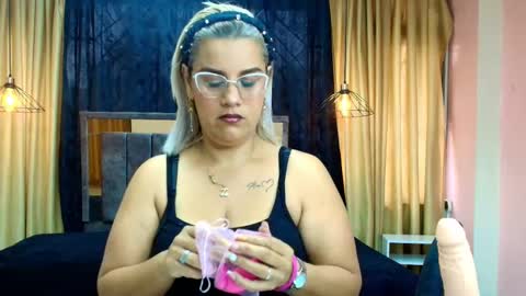 Snapshot of scarlet_milf_ chatting on November 2025 12:33:01 PM SCARLET MILF online show from November 2025 12:33:01 PM