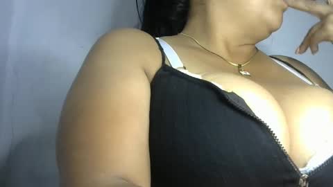 Snapshot of schoco_milf chatting on January 2025 01:54:01 AM mai latina online show from January 2025 01:54:01 AM