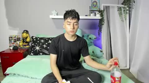 Snapshot of sebas_rosse chatting on June 2026 12:25:01 AM sebastian online show from June 2026 12:25:01 AM