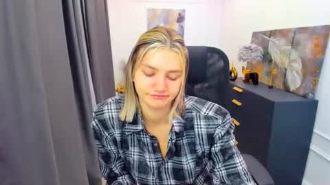 Snapshot of selenaemoore chatting on April 2026 03:42:02 AM selenaemoore online show from April 2026 03:42:02 AM
