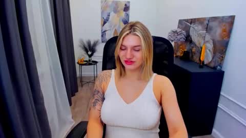 Snapshot of selenaemoore chatting on May 2026 03:55:02 AM selenaemoore online show from May 2026 03:55:02 AM