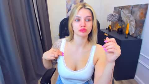 Snapshot of selenaemoore chatting on May 2026 03:35:01 AM selenaemoore online show from May 2026 03:35:01 AM