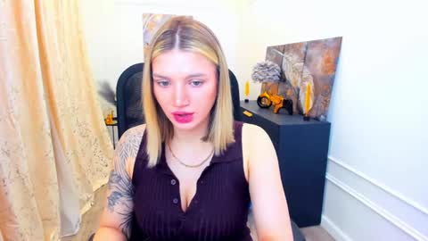 Snapshot of selenaemoore chatting on May 2026 03:47:01 AM selenaemoore online show from May 2026 03:47:01 AM