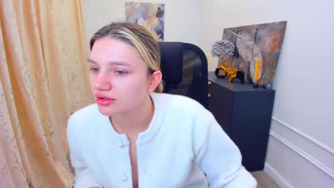 Snapshot of selenaemoore chatting on May 2026 03:48:02 AM selenaemoore online show from May 2026 03:48:02 AM