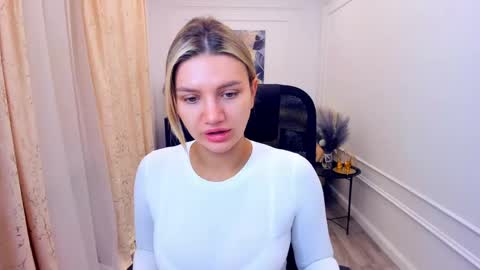 Snapshot of selenaemoore chatting on June 2026 06:52:02 AM selenaemoore online show from June 2026 06:52:02 AM