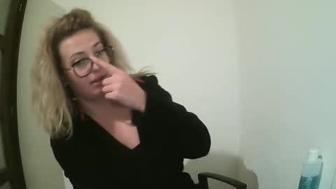 Selenna online show from September 2025 05:18:01 PM