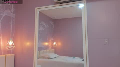 Snapshot of sensual_sophie_ chatting on September 2025 11:33:01 AM Sophie online show from September 2025 11:33:01 AM