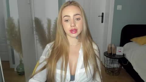Snapshot of sexy_coralie chatting on April 2026 01:26:02 PM C o r a l i e online show from April 2026 01:26:02 PM