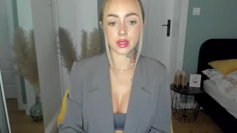 Snapshot of sexy_coralie chatting on June 2026 01:39:02 PM C o r a l i e online show from June 2026 01:39:02 PM