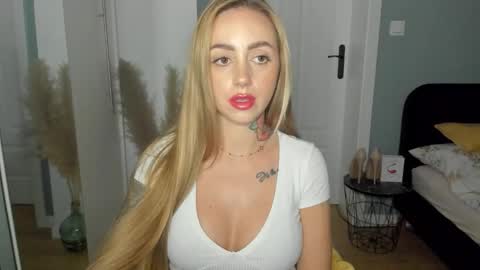 Snapshot of sexy_coralie chatting on June 2026 05:28:02 PM C o r a l i e online show from June 2026 05:28:02 PM