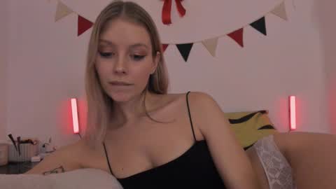 Snapshot of sexy_misses19 chatting on February 2025 05:22:02 PM Ellie Mia online show from February 2025 05:22:02 PM