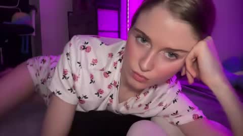 Snapshot of shadebabe chatting on July 2026 07:01:02 AM shadebabe online show from July 2026 07:01:02 AM