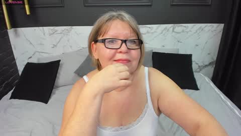 Snapshot of shannonshine chatting on January 2025 11:33:02 AM Shannon online show from January 2025 11:33:02 AM
