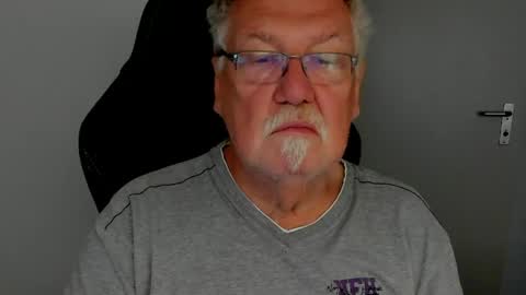 Snapshot of sharlots_pet chatting on April 2026 09:47:02 AM sharlots_pet online show from April 2026 09:47:02 AM