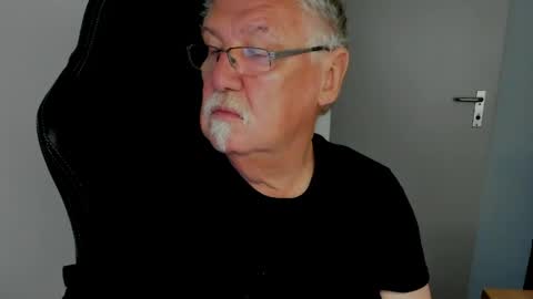 Snapshot of sharlots_pet chatting on May 2026 08:32:02 AM sharlots_pet online show from May 2026 08:32:02 AM
