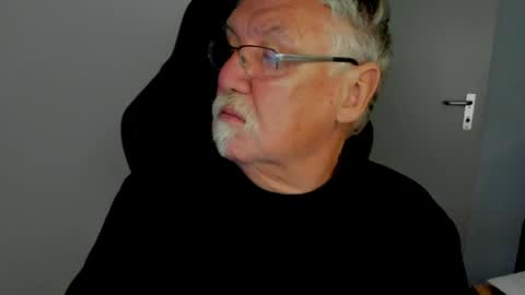 Snapshot of sharlots_pet chatting on May 2026 10:34:02 AM sharlots_pet online show from May 2026 10:34:02 AM