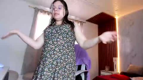 SASHA BLOOM online show from September 2025 02:44:02 PM