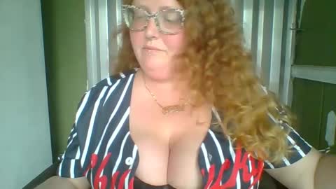 Snapshot of shelbyannn chatting on September 2025 07:35:01 PM Red online show from September 2025 07:35:01 PM