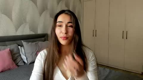 Snapshot of shy_bambiii chatting on May 2026 04:39:01 AM Mika online show from May 2026 04:39:01 AM