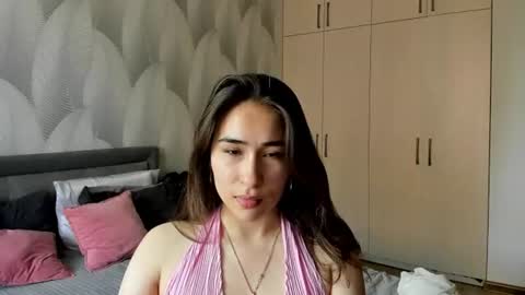Snapshot of shy_bambiii chatting on June 2026 07:18:01 AM Mika online show from June 2026 07:18:01 AM