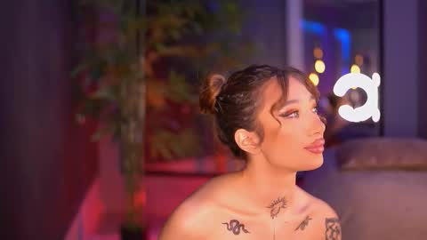 Sienna online show from October 2025 06:45:02 PM