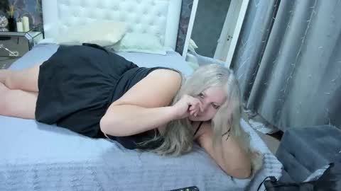 silver_moon_light online show from October 2025 10:30:01 PM