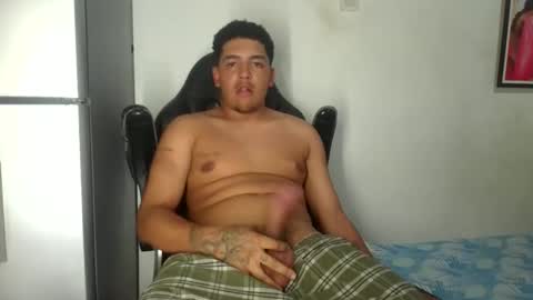 Snapshot of simon222_hot chatting on February 2026 11:06:01 PM simonxxl online show from February 2026 11:06:01 PM