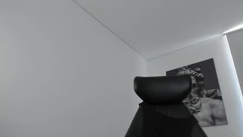 simon_leon01 online show from October 2025 04:05:02 PM