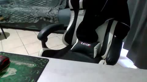 Snapshot of simoninside25 chatting on October 2025 02:04:01 PM simoninside25 online show from October 2025 02:04:01 PM