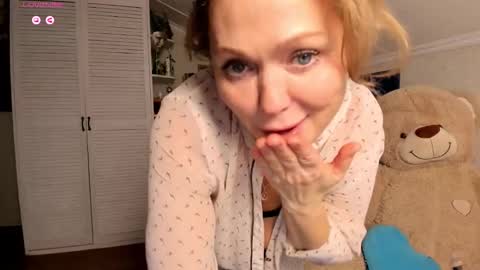 Snapshot of simonmartina chatting on November 2025 10:28:01 AM Simona online show from November 2025 10:28:01 AM