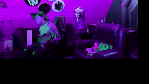 Snapshot of siphonophorstrings chatting on November 2025 12:24:01 AM Dustbunnyfoofoo online show from November 2025 12:24:01 AM