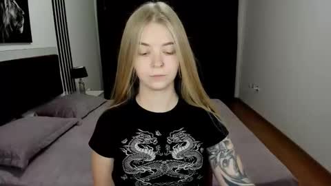 Snapshot of sirenabloom chatting on September 2025 09:31:01 AM SirenaBloom online show from September 2025 09:31:01 AM