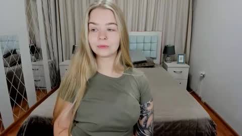 Snapshot of sirenabloom chatting on October 2025 05:37:01 AM SirenaBloom online show from October 2025 05:37:01 AM