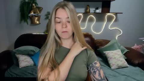 Snapshot of sirenabloom chatting on October 2025 09:29:02 AM SirenaBloom online show from October 2025 09:29:02 AM