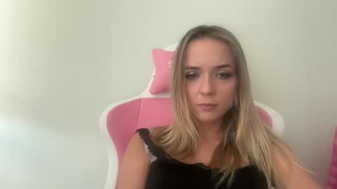 Snapshot of sisi_bunny chatting on July 2026 10:34:02 AM Sisi Bunny online show from July 2026 10:34:02 AM