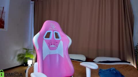 Snapshot of skelerata chatting on October 2025 07:17:01 AM Emily online show from October 2025 07:17:01 AM